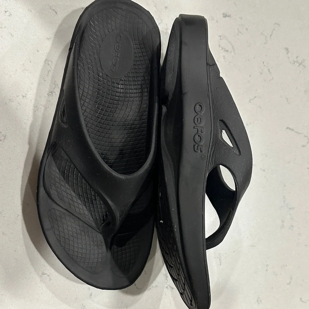 OOFOS Black Recovery Sandals - Picture 3 of 4